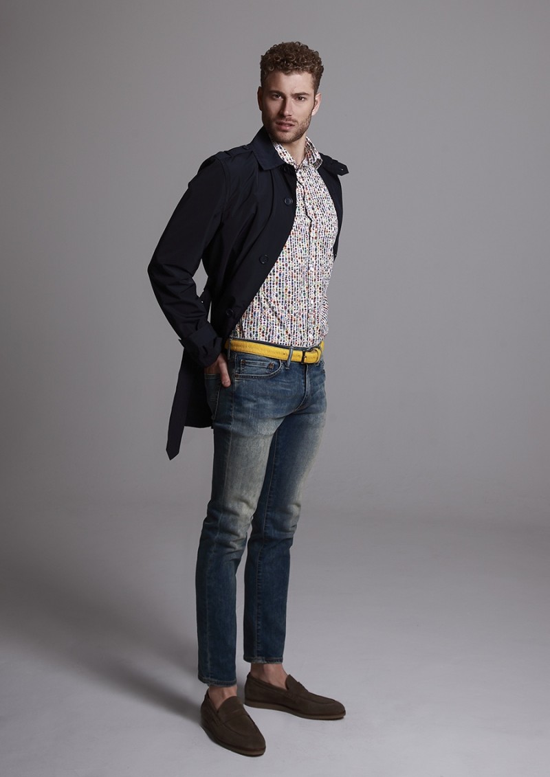 Jacob wears trench Dockers, shirt Desigual, jeans Levi's and belt Soloio.
