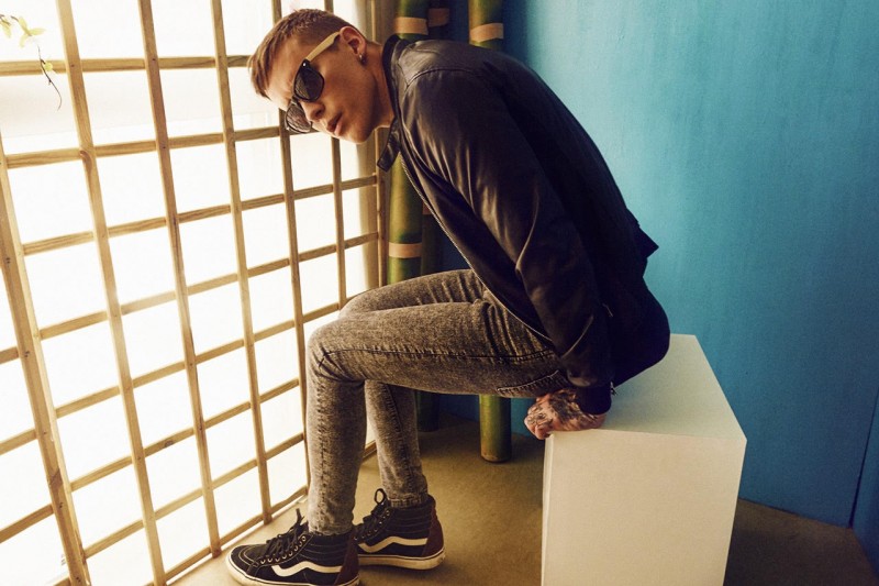 Simon wears jeans Pull & Bear, shoes Vans, sunglasses, stylist's own, jacket and t-shirt Zara.