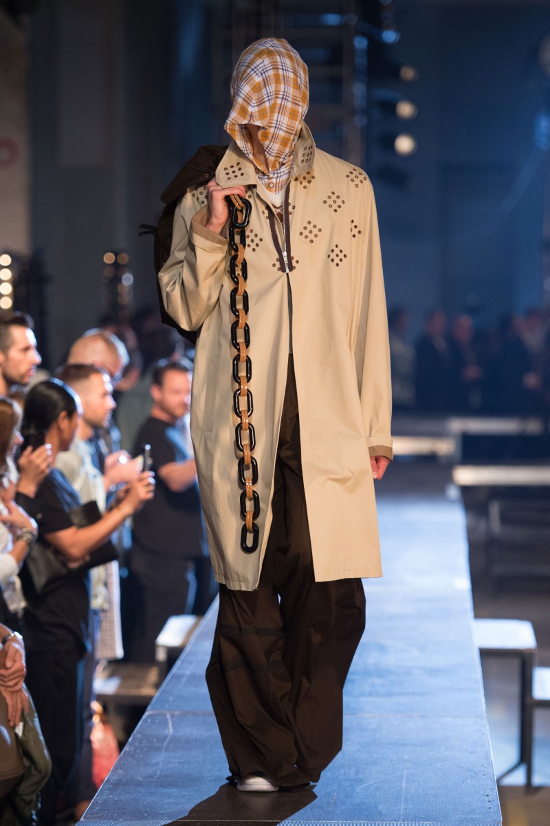 Raf-Simons-Spring-Summer-2016-Menswear-Collection-Paris-Fashion-Week-030 » Raf Simons Captures an Anonymous Embrace for Spring Campaign Raf-Simons-Spring-Summer-2016-Menswear-Collection-Paris-Fashion-Week-030