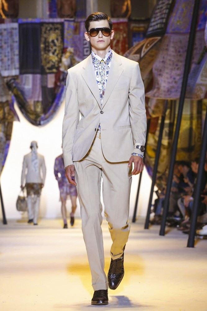 versace-spring-summer-2016-milan-fashion-week-13 » Versace's Man Puts on a Brave Face for Spring Ads versace-spring-summer-2016-milan-fashion-week-13
