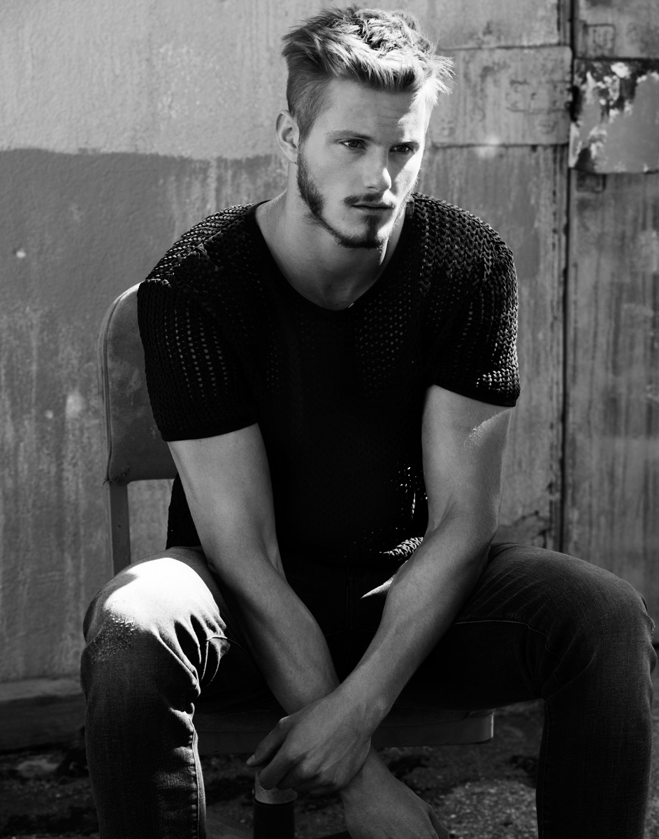 » Alexander Ludwig Heads Outdoors for Flaunt Photo Shoot Alexander Ludwig 2015 Flaunt Photo Shoot 010