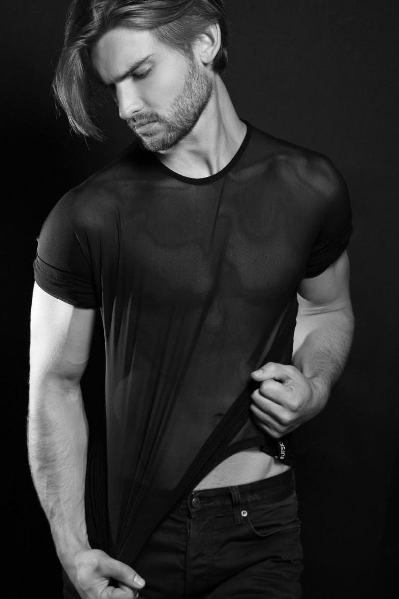 Mario wears mesh shirt Rufskin. 