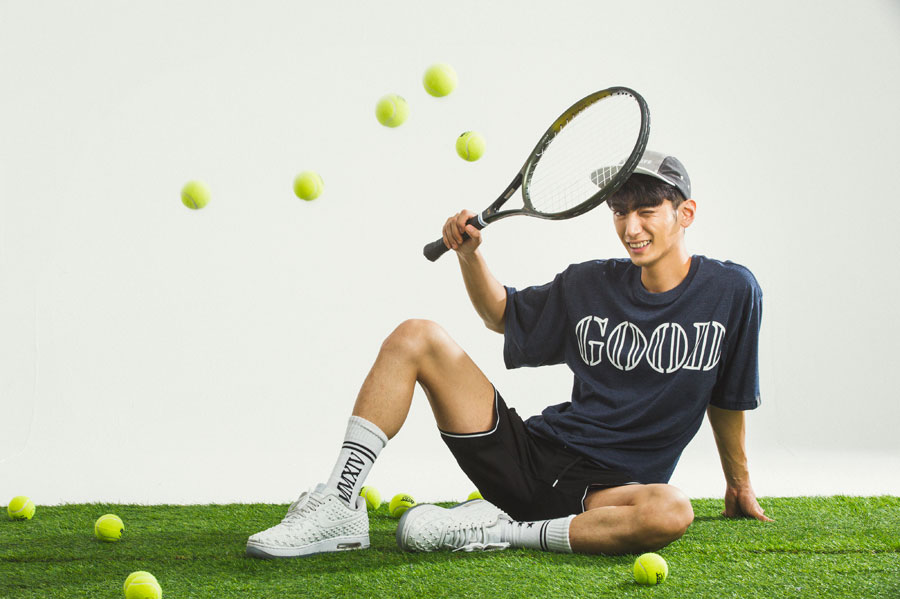 Kim Yong-Ha Plays Tennis for Romantic Crown Shoot