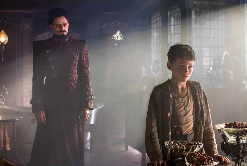 Blackbeard (Hugh Jackman) and Peter Pan (Levi Miller) in Pan