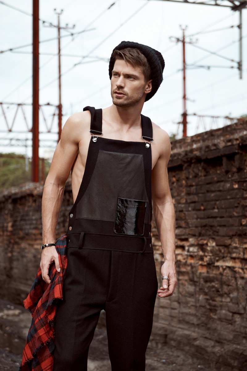 Michael wears overalls João Pimenta and beanie H&M.