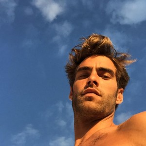 Jon Kortajarena Shirtless Selfie