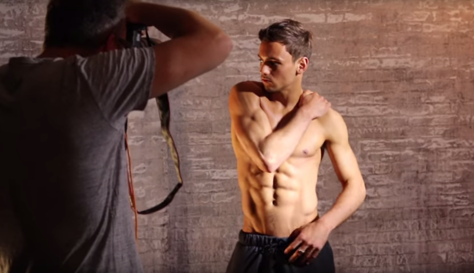 Behind the Scenes: Watch Tom Daley Shoot 2016 Calendar