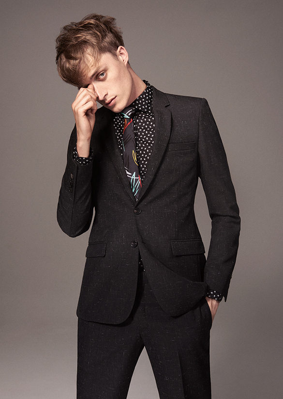 Model Bastiaan Van Gaalen is a sleek vision as he stars in the fall-winter 2015 campaign of Simon. Bastiaan embraces tailored styles as he dons trim suiting for the season.