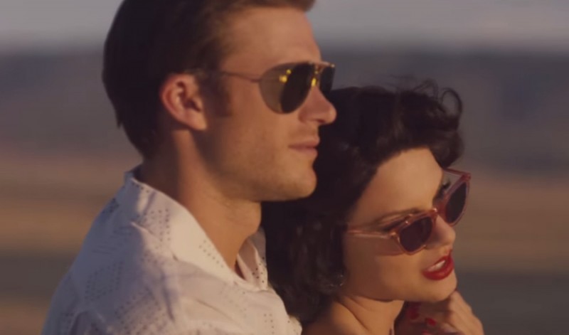 Scott Eastwood rocks essential aviator sunglasses.