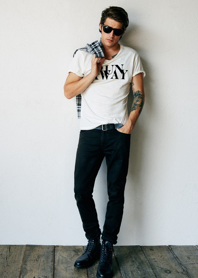 Vinnie Woolston goes casual in black skinny jeans and a tee.