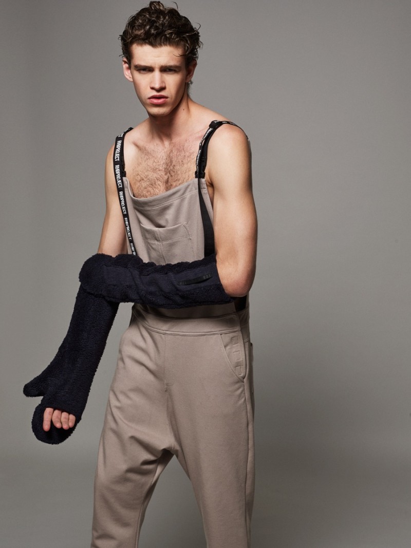 Hercilio wears jumpsuit RHB Project and gloves Giordano Mercante.