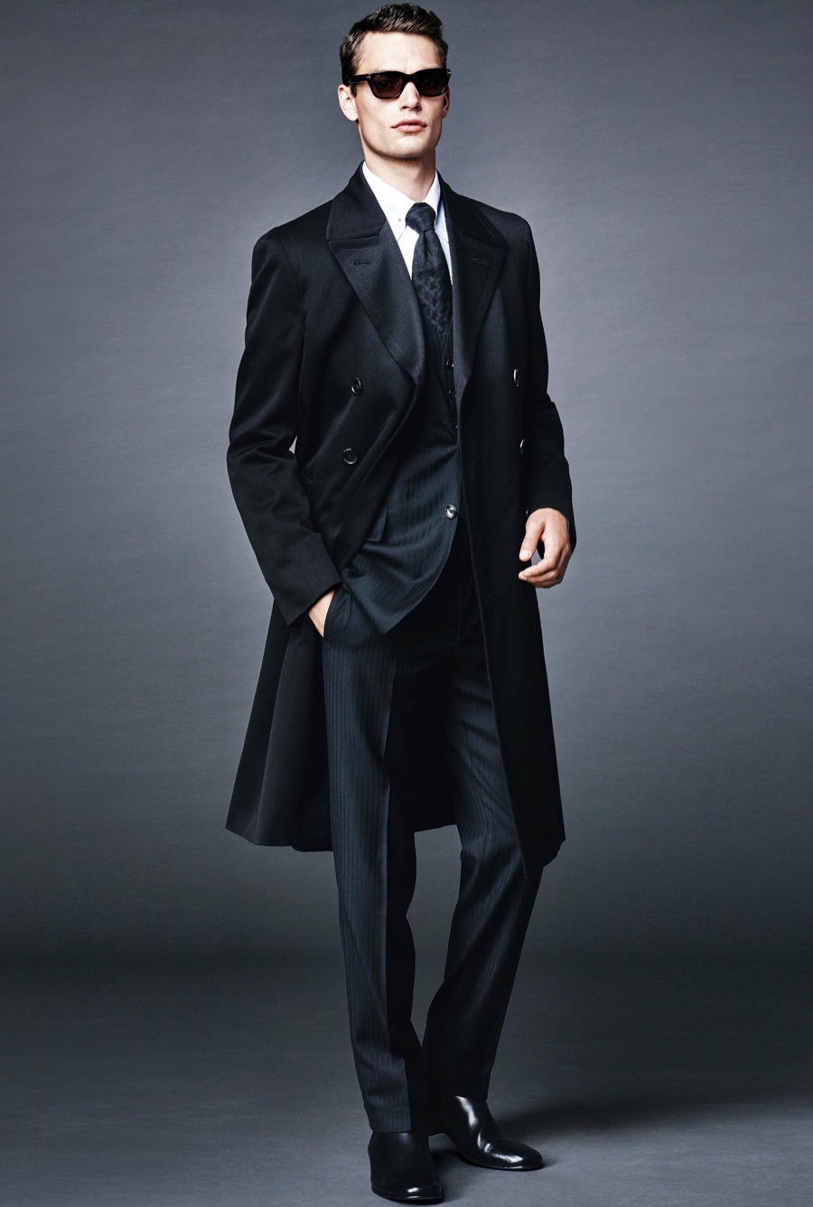 Week in Review: Tom Ford Does James Bond Style, Brad Pitt for V + More ...