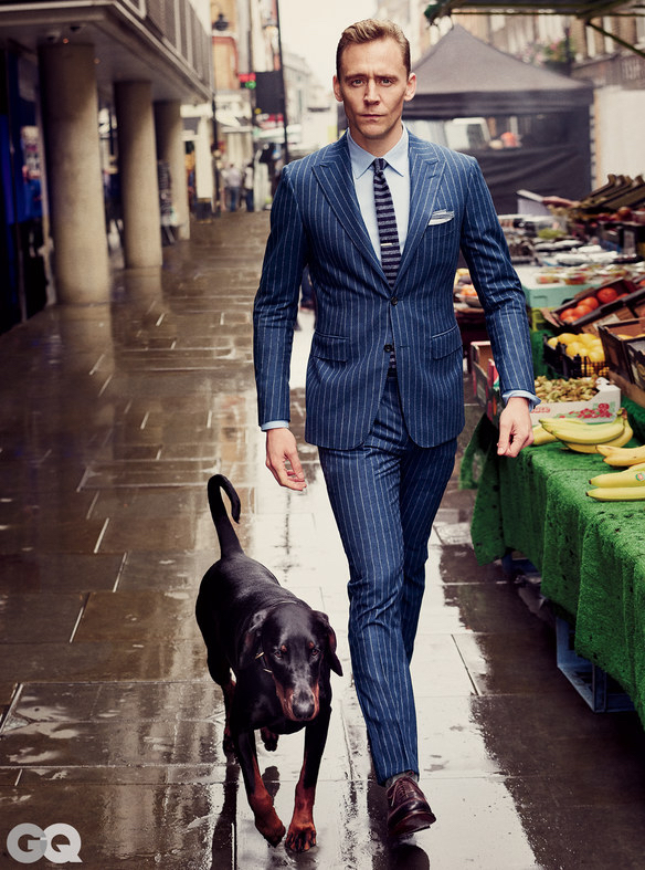 Tom Hiddleston wears suit Canali.