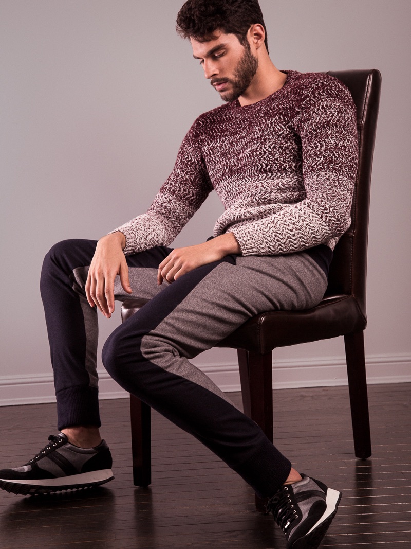 Pedro wears sweater Bracken, pants Leco Harrell and sneakers J.Lindeberg.