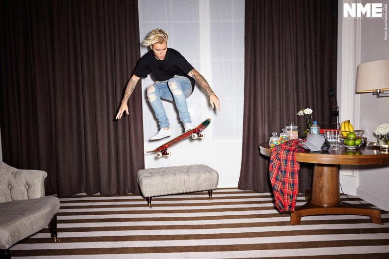 Justin Bieber pictured skateboarding in ripped denim jeans.