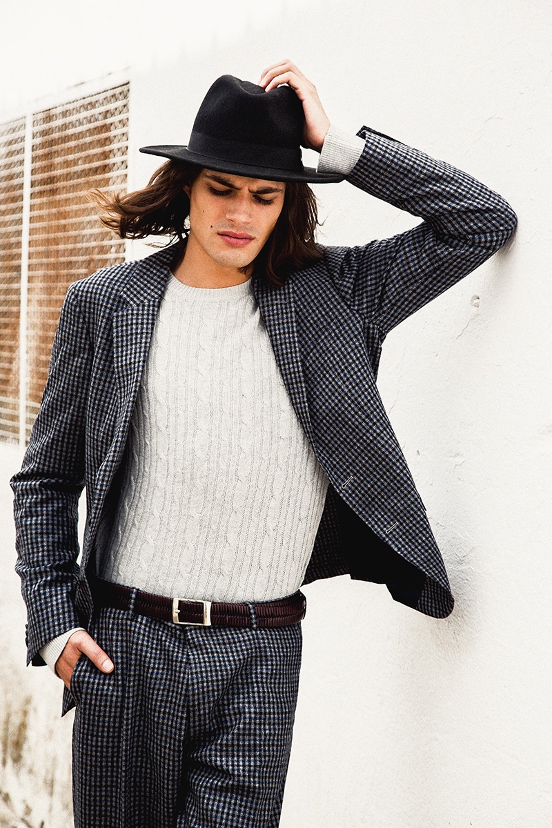 Álvaro wears all clothes Tommy Hilfiger, belt Soloio and hat BKMTC.