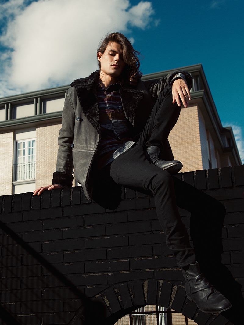 Álvaro wears jacket Trussardi, shirt Levi’s, trousers Religion and shoes Neosens.