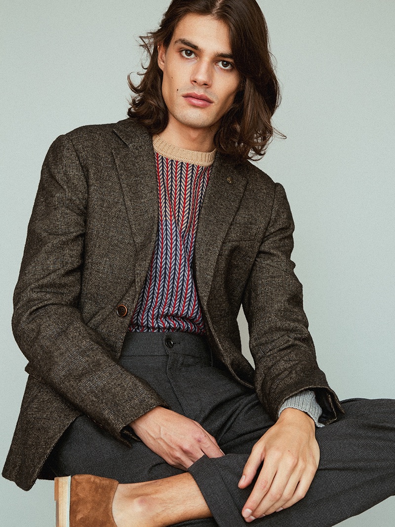 Álvaro wears all clothes Trussardi and shoes Monge.