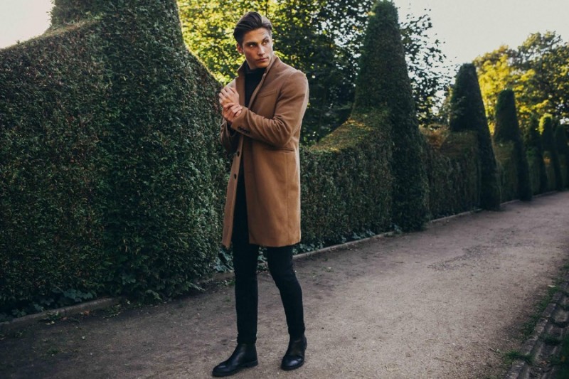 Phil wears coat Zara, turtleneck Finshley & Harding, pants and chelsea boots Selected Homme.