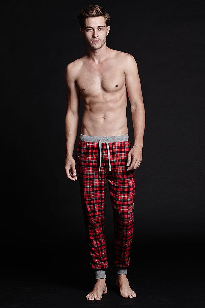 Francisco Lachowski is ready for the holidays in plaid pajamas from Tezenis.