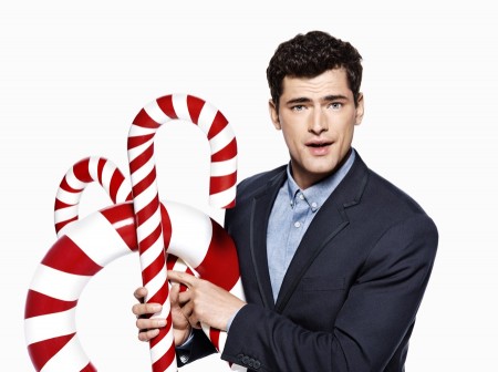 H&M Spreads Cheer with More Holiday Images