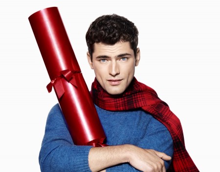 H&M Spreads Cheer with More Holiday Images