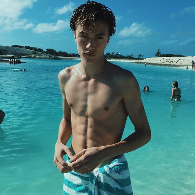 Lucky Blue Smith hits the beach.