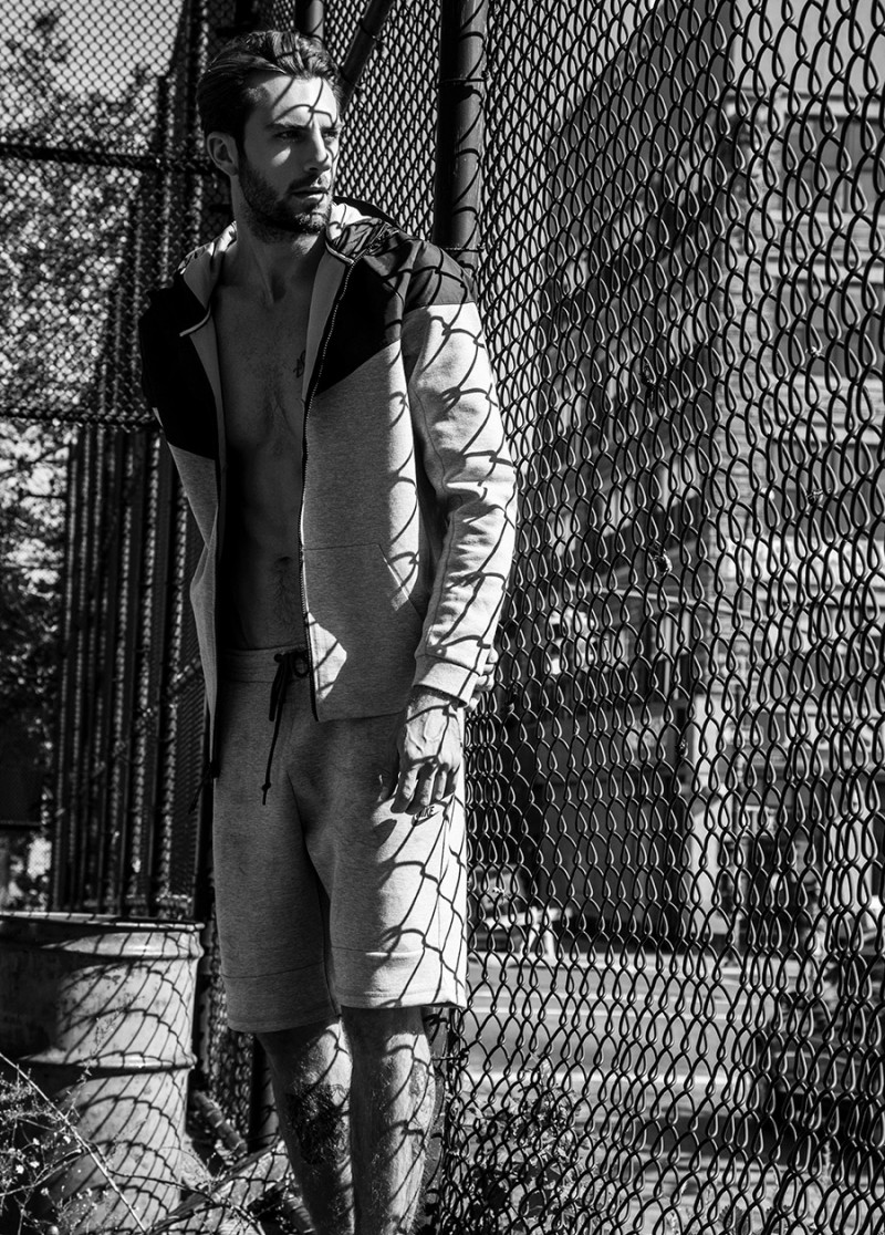 Rafael wears pants Alexandre Herchcovitch, hooded sweatshirt Etiqueta Negra and sneakers Nike.