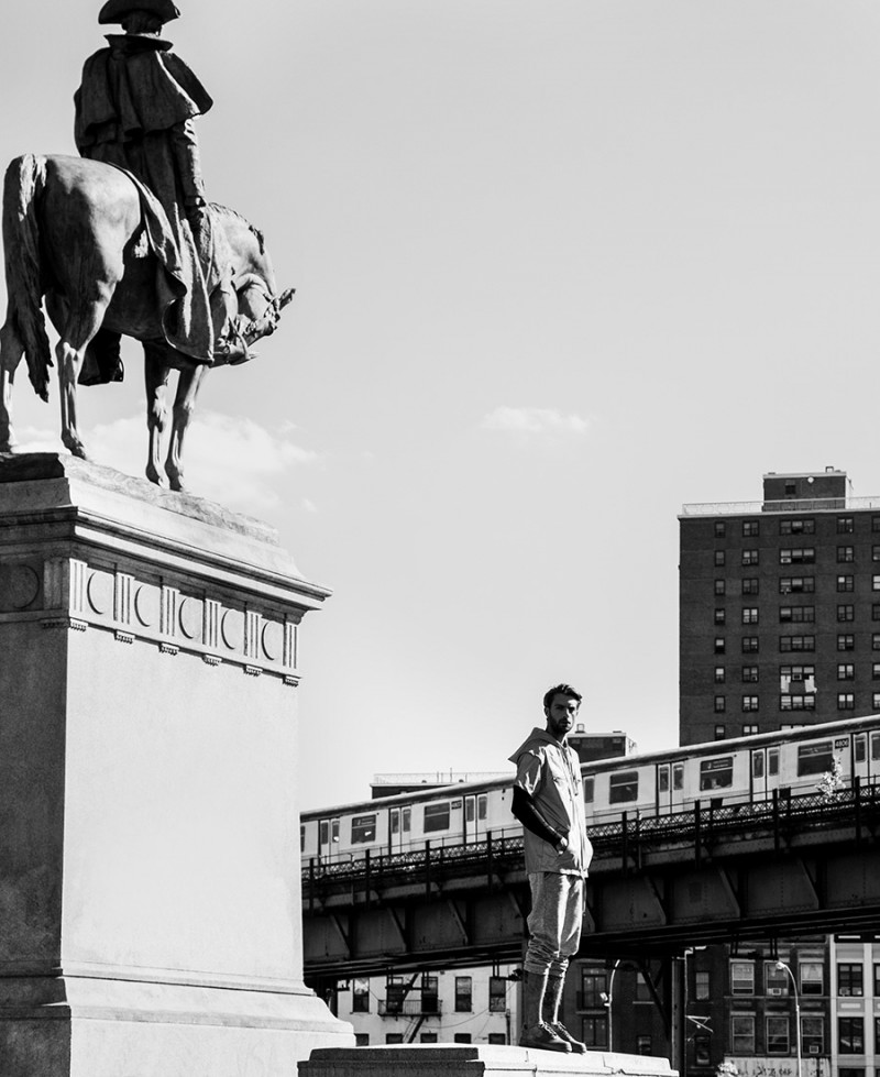 Rafael wears coat Alexandre Herchcovitch, running tee North Face, joggers Tommy Hilfiger and sneakers Nike.