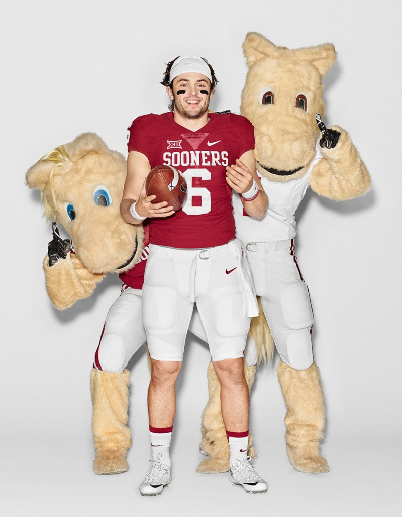 Baker Mayfield poses with Oklahoma Sooners mascots, Welsh ponies Boomer and Sooner.