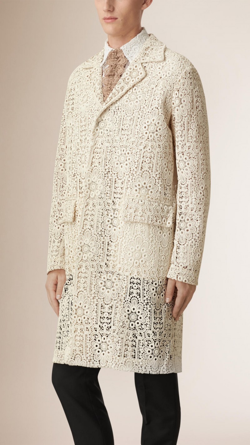 Burberry makes a daring style proposal with its Italian lace coat.