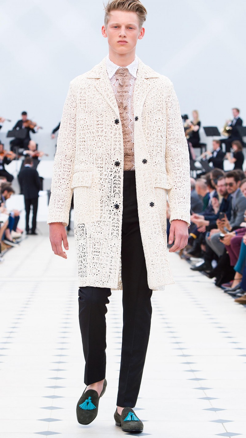 Burberry embraces lace for its spring-summer 2016 men's collection. » Burberry Makes a Lace Style Proposal Burberry embraces lace for its spring-summer 2016 men's collection.