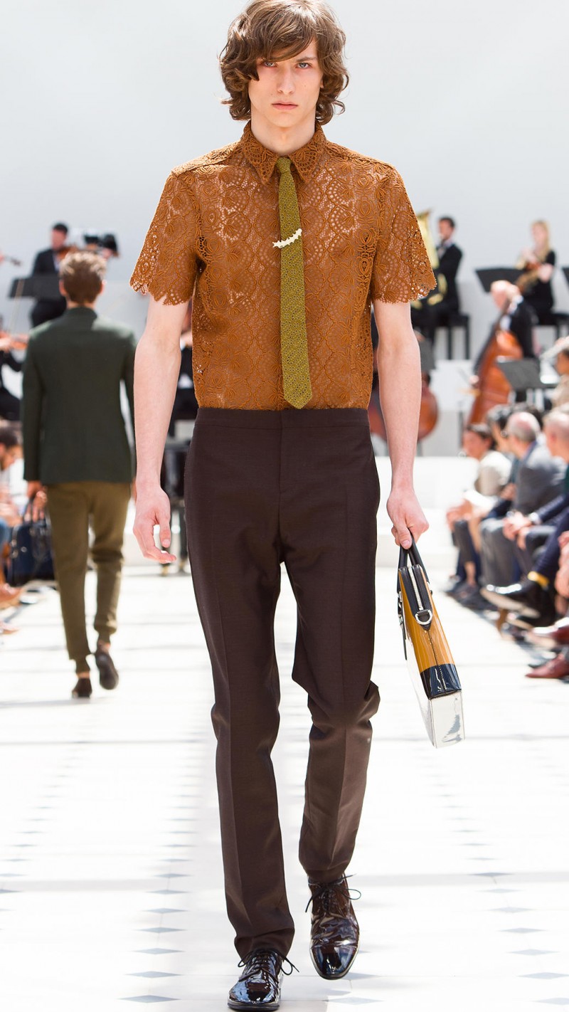 Burberry updates the short-sleeve shirt with a fashion-forward lace spin. » Burberry Makes a Lace Style Proposal Burberry updates the short-sleeve shirt with a fashion-forward lace spin.
