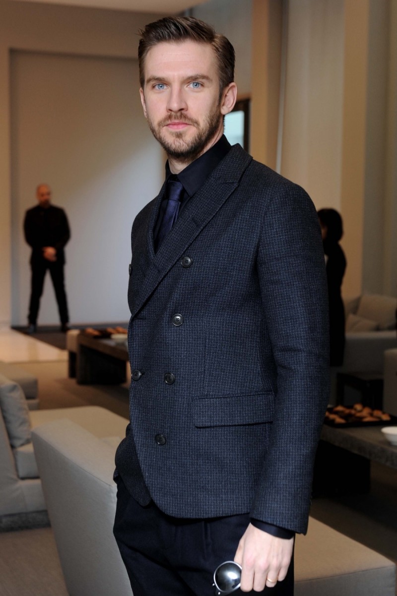 Dan Stevens suits up for Giorgio Armani's fall-winter 2016 men's show.