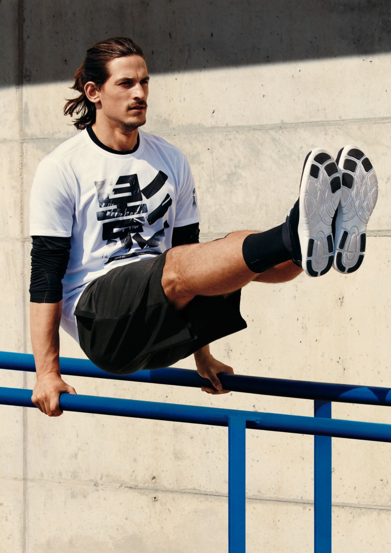 Jarrod Scott works out with H&M.