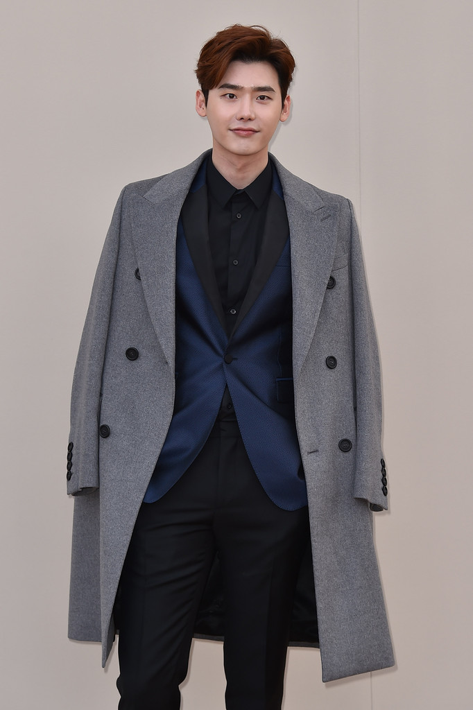 Lee Jong-Suk at Burberry's fall-winter 2016 menswear runway show.