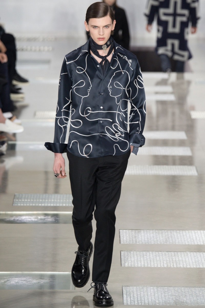 Louis Vuitton embraces a faces print for a chic graphic touch to its fall-winter 2016 men's collection.