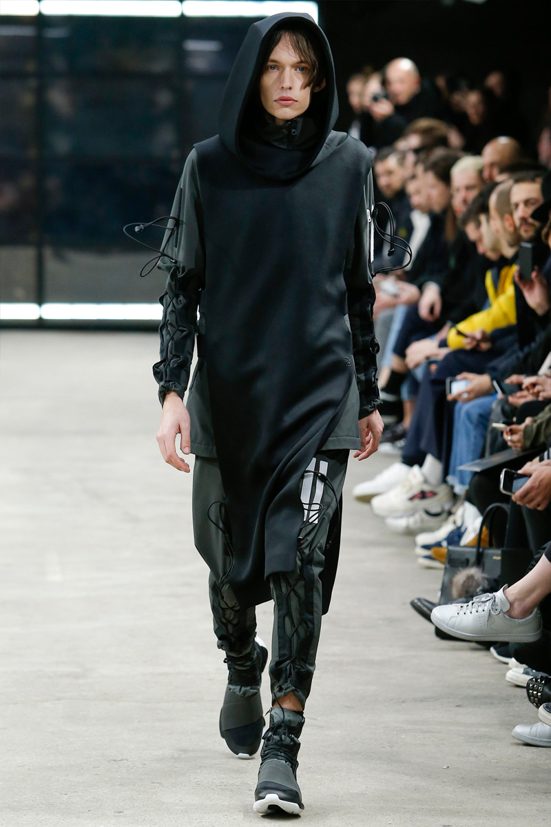 Y-3 layers black on black for with an urban appeal for its fall-winter 2016 collection.