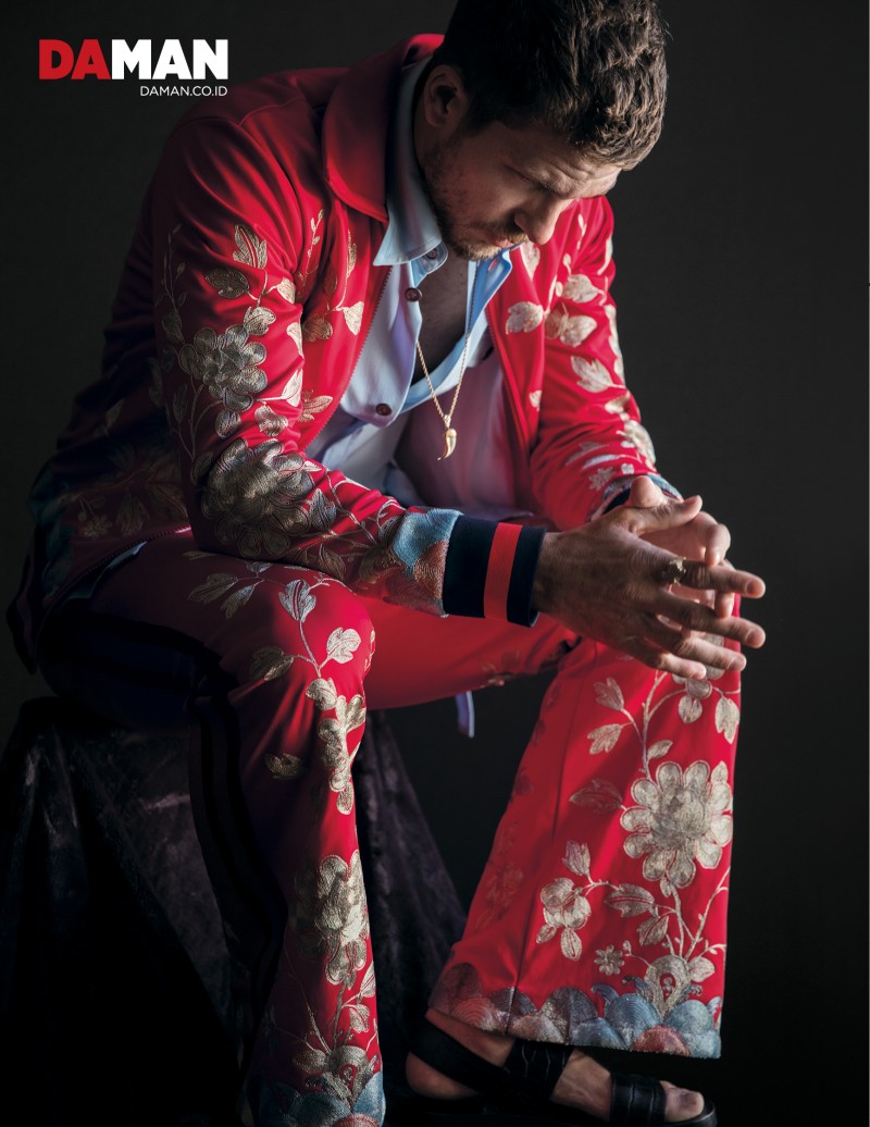 Posing for DA MAN, Adam Senn dons a floral print look from Gucci's spring-summer 2016 collection.