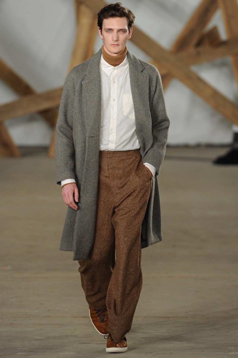 Billy Reid embraces slouchy proportions and luxe tweeds for fall-winter 2016.