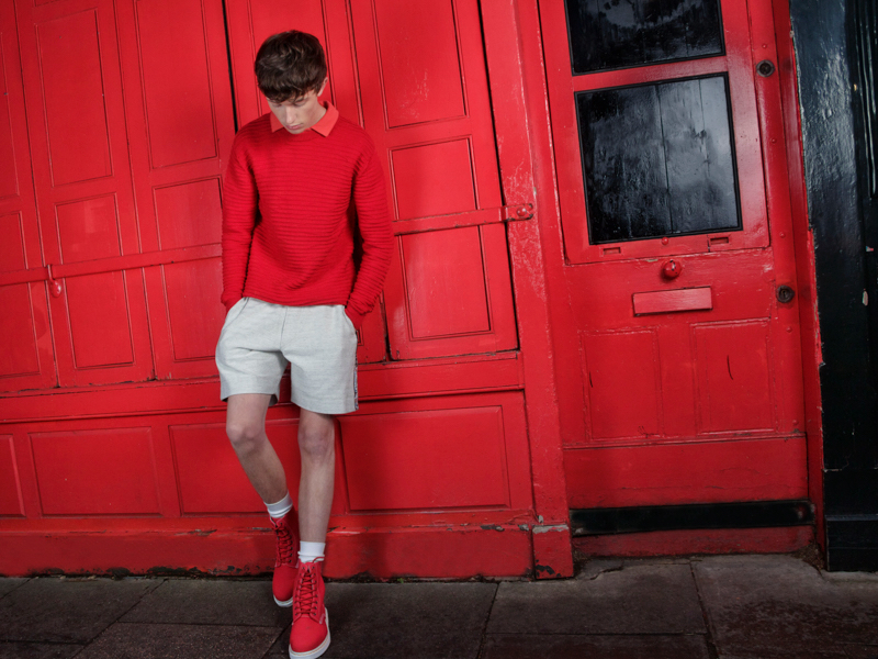 Jasper wears red jumper ESK, shirt Levi's, shorts James Long, socks Falke and red canvas boots Dr. Martens.