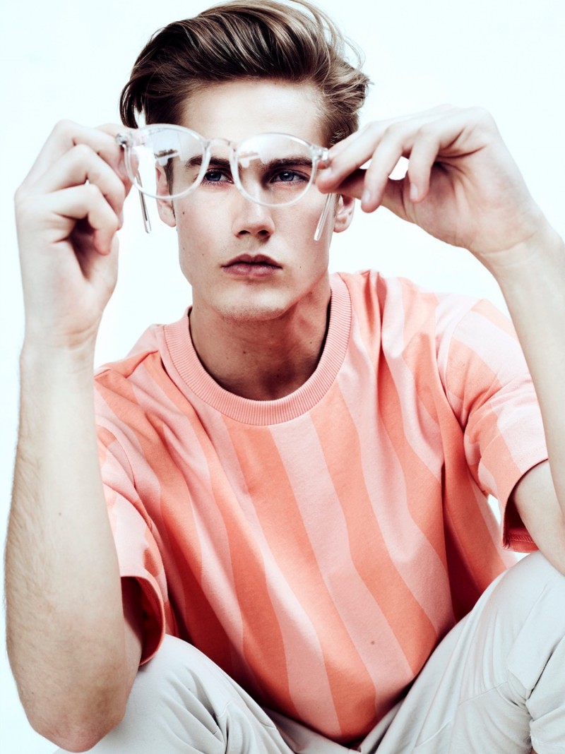 Neels wears t-shirt Cotweiler, pants Azul by Moussy and glasses Retro Super Future.