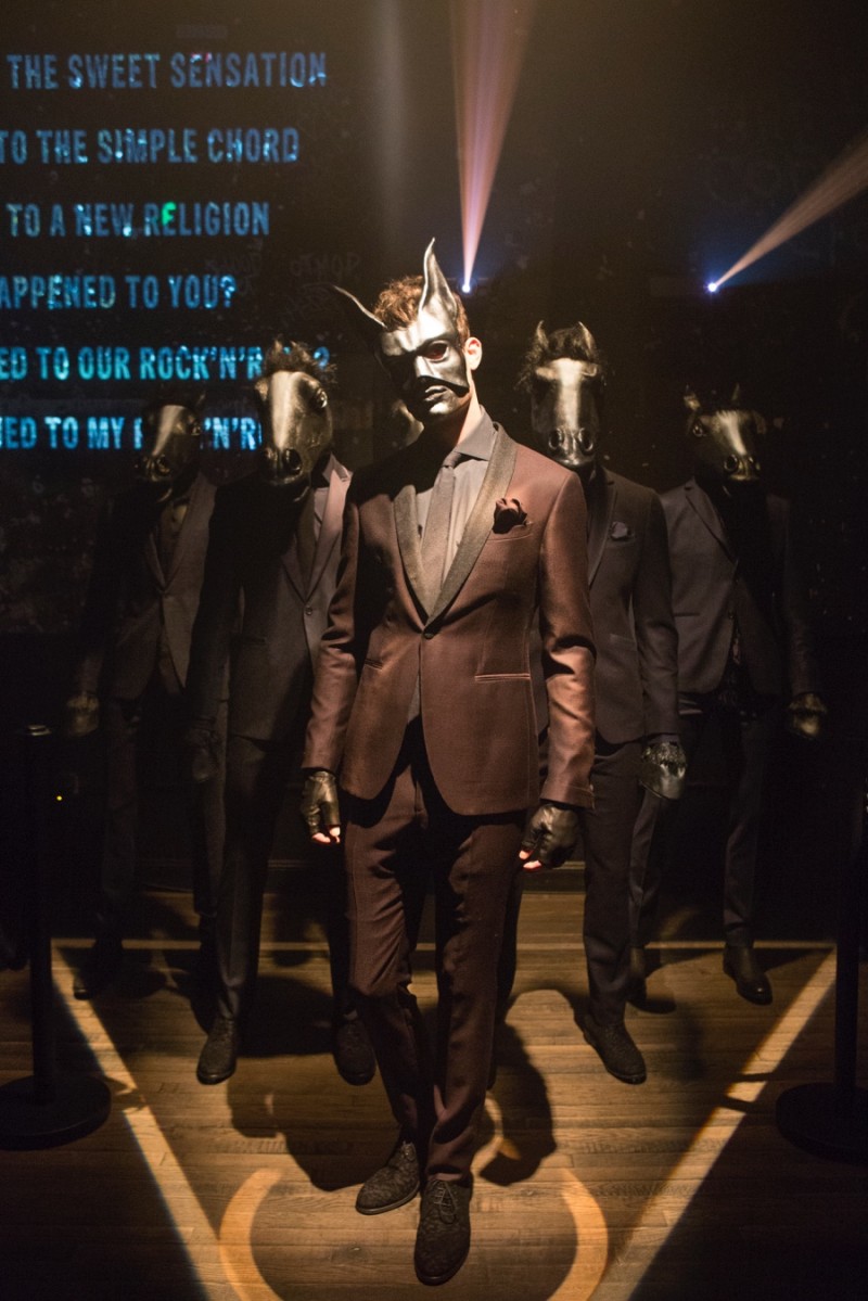 John Varvatos cuts an impeccably tailored evening suit for his fall-winter 2016 collection. » Long Live Rock: John Varvatos Stages Quite the Fall Presentation John Varvatos cuts an impeccably tailored evening suit for his fall-winter 2016 collection.