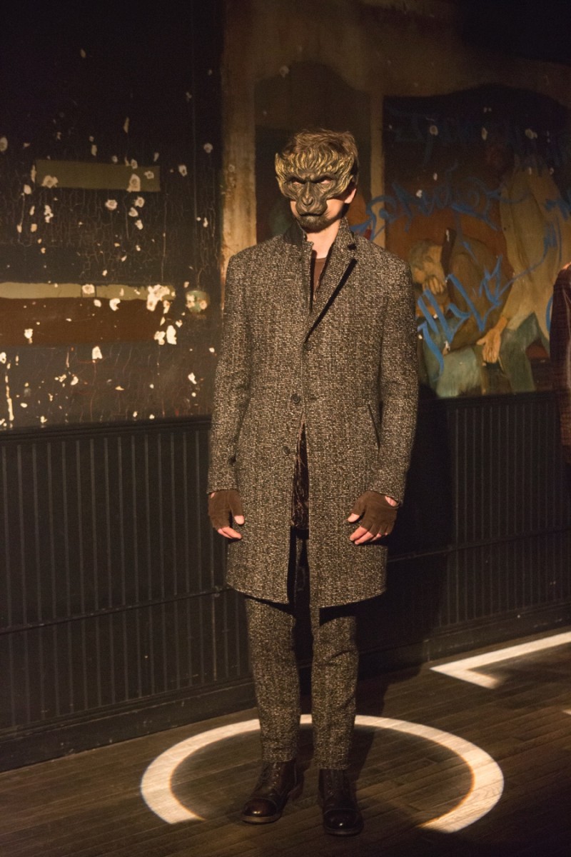 A model wears a sharp single-breasted coat from John Varvatos fall-winter 2016 collection. » Long Live Rock: John Varvatos Stages Quite the Fall Presentation A model wears a sharp single-breasted coat from John Varvatos fall-winter 2016 collection.