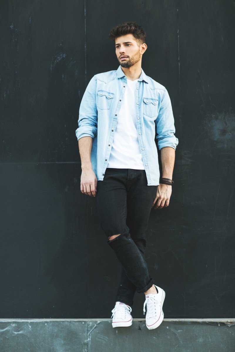 Mixing denim washes, Rafael De La Fuente doubles down on the essential for a casual photo.