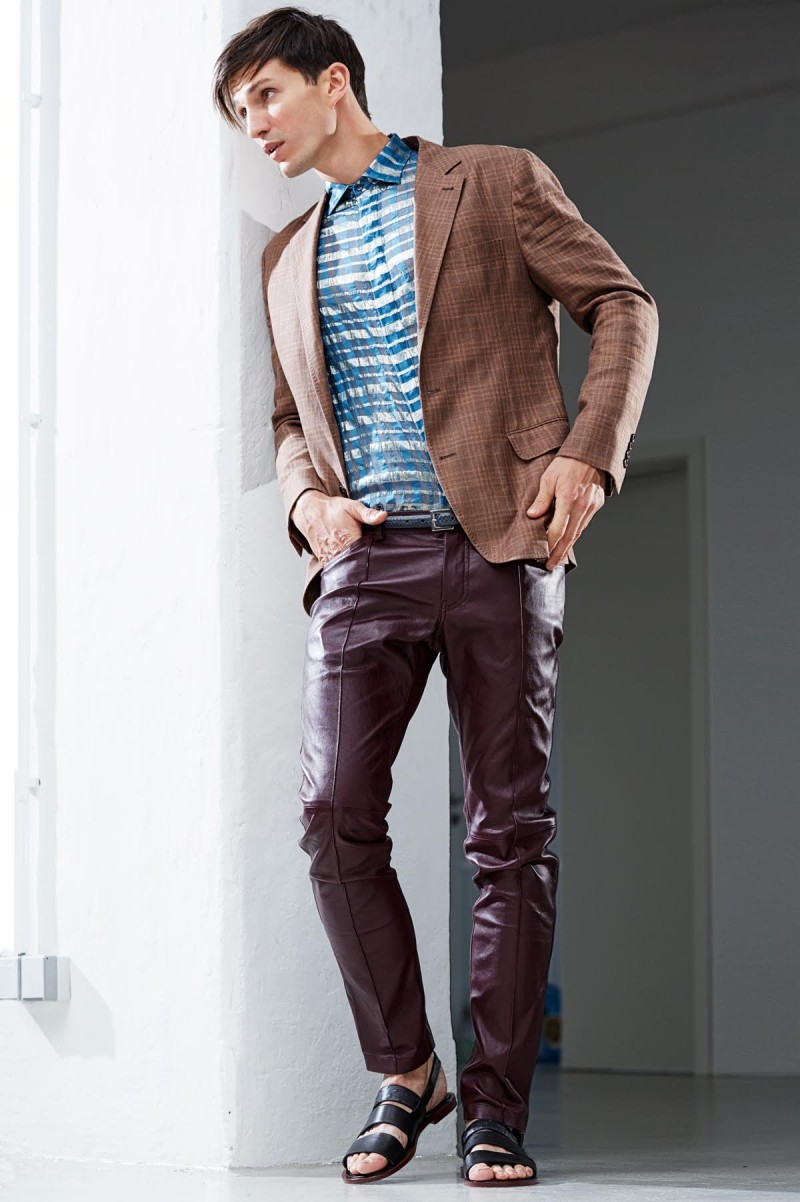 Dylan wears jacket Brunello Cucinelli, shirt Etro, pants, belt and sandals Pal Zileri. 