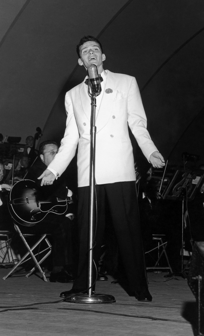 Frank Sinatra takes the stage of the Hollywood Bowl in 1943, wearing a double-breasted white jacket.