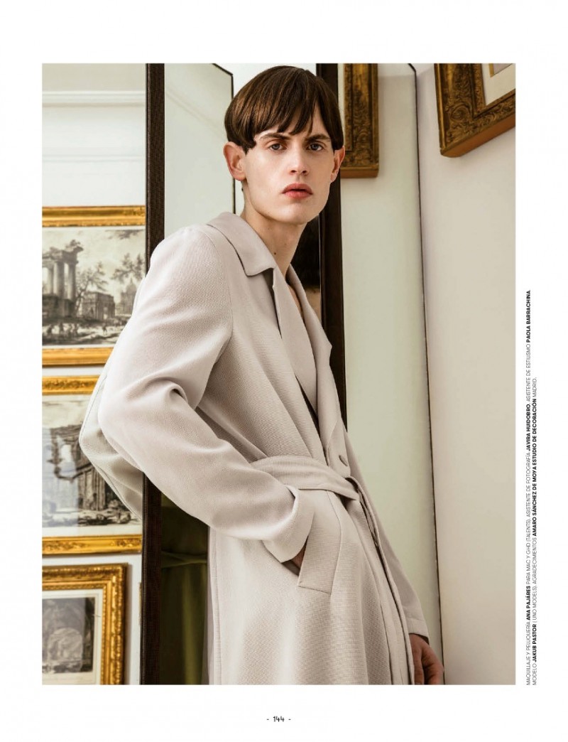 Álvaro de Juan dons a chic neutral coat from Giorgio Armani.