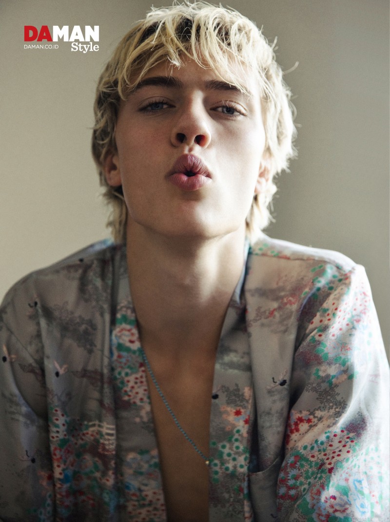 Lucky Blue Smith blows a kiss in an ensemble from Marc Jacobs. » Lucky Blue Smith Channels His Inner Flower Boy for Da Man Style Lucky Blue Smith blows a kiss in an ensemble from Marc Jacobs.