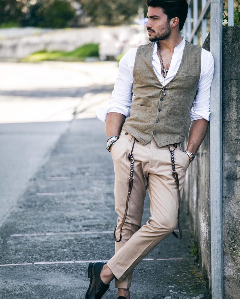 Italian men's style blogger Mariano Di Vaio shares a stylish outfit on his official Instagram page.